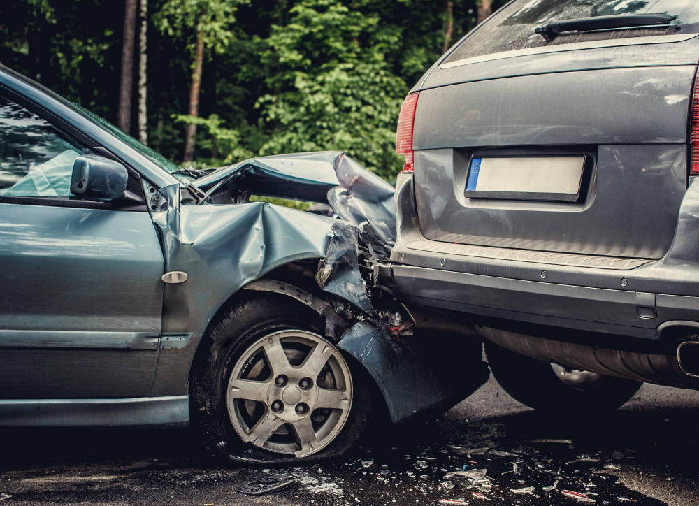 Attrezzatura da officina appoggiata sul vano motore di un autoveicolo